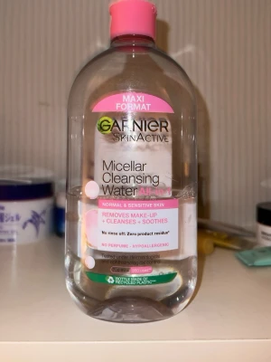 Garnier Micellar Cleansing Water 700ml - micellär rengöringsvatten från Garnier för normal och känslig hud. Tar bort smink, rengör och lugnar huden utan parfym. 