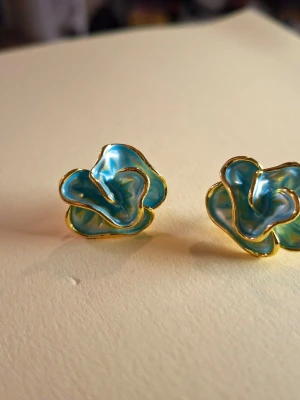 Blå blomformade örhängen med guldkant - Fler fina accessoarer finns på min profil 💍  More exquisite accessories on my profile listings.