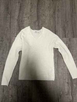 Vit stickad tröja från Only - vit stickad tröja från Only med v-ringning och lång ärm. 
