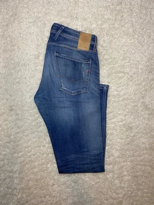 Blåa replay Anbass jeans - Skick: 9/10, snygga slitningar. | Storlek W33 L32| Modell Anbass vilket är slimfit| 