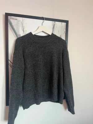Mörkgrå stickad tröja H&M - Mysig mörkgrå stickad tröja från H&M. Storlek S, använd endast fåtal gånger🩶🩶