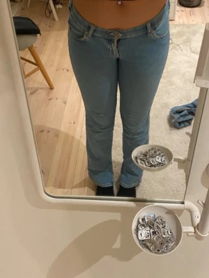 Raka jeans från dr.denim - Skit snygga jeans från dr.denim. Säljer för dem är för små men dem är skit snygga. Den har en liten slit längst in på båda benen vid fötterna. inte slitna alls 