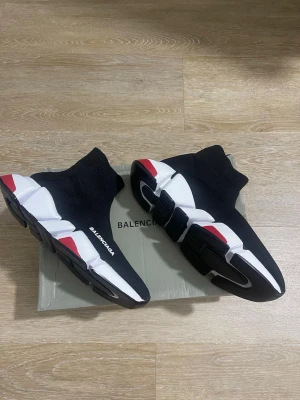  sneakers svart - Snygga  sneakers i svart  med lite vit och röd färge