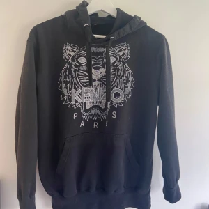 Svart hoodie från Kenzo Paris  - Tja säljer denna snygga kenzo Paris hoodie i storlek 164 i barn, den är i 8/10 skick utan några fläckar eller liknande för fler frågor kom privat, tveka inte vid köp