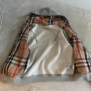 Grå Burberry zip - Grå bruberry zip säljer den på grund av den passar inte mig längre. Är öppen för byten!