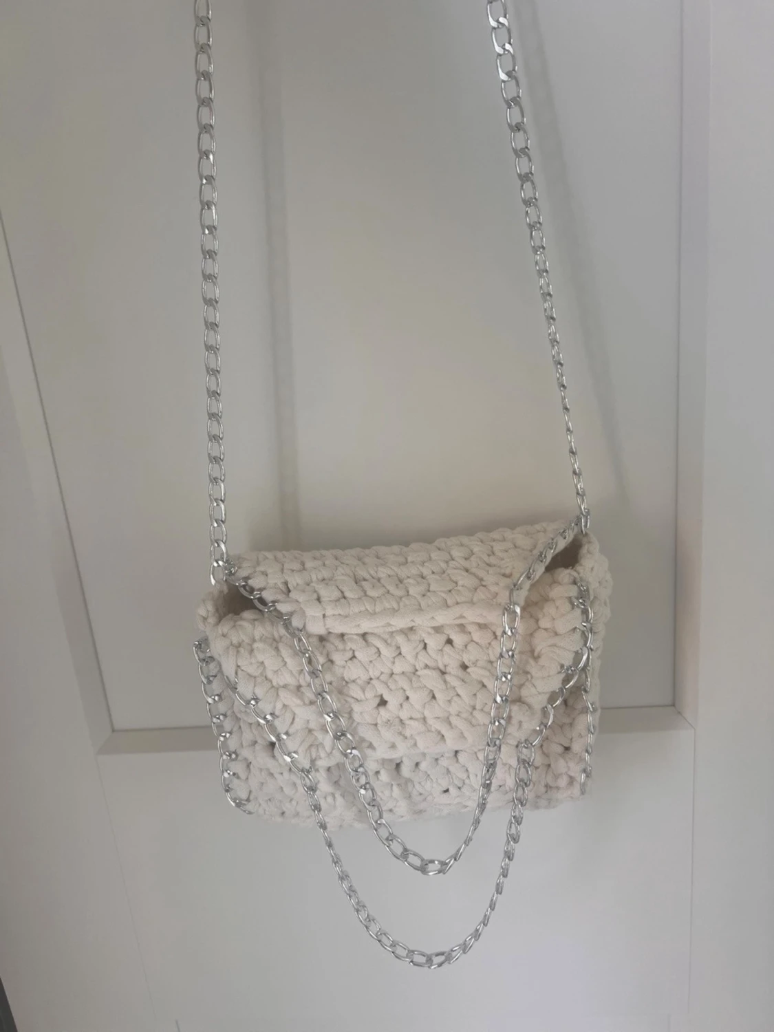 Handvirkad axelväska med kedja - 1