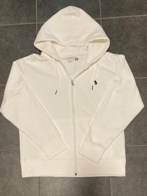 Vit Polo Ralph Lauren zip hoodie  - Vit ralph lauren zip i riktigt bra skick använd fåtal gånger.                          Storlek:S                                                        Bara att höra av sig vid minsta lilla fundering 🙌😁