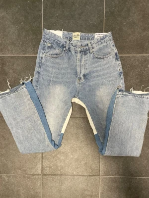 Gallery Dept ljusblå  jeans -  LJUSBLÅ FLARED jeans                            från GALLERY DEPT                               Material: DENIM                                          Bara att höra av sig vid minsta lilla fundering 🙌😁