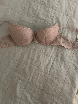 Rosa push-up bh 75B - Säljer denna rosa push-up bh i storlek 75B från H&M🩷
