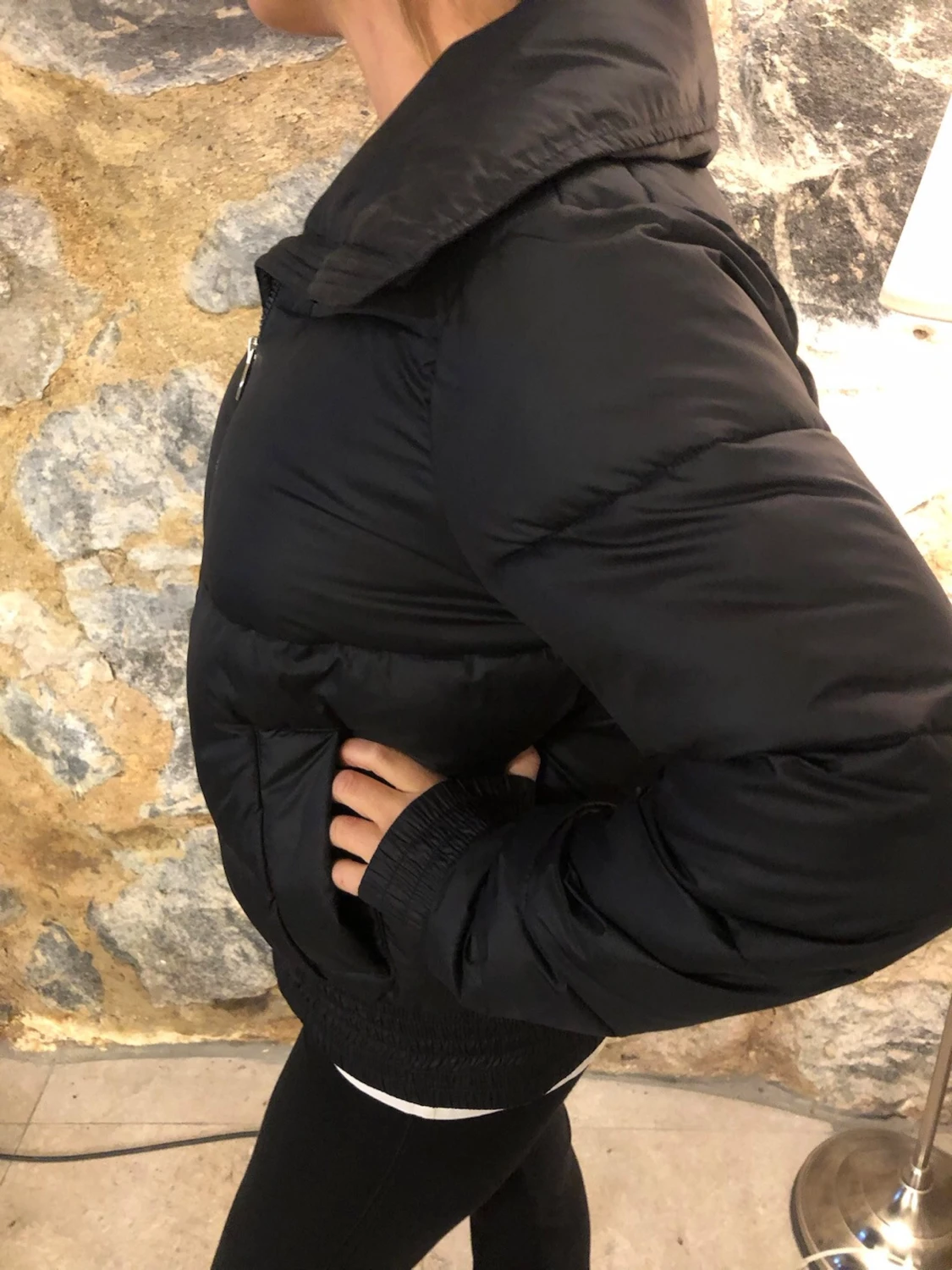 Svart pufferjacka med stor krage - 1