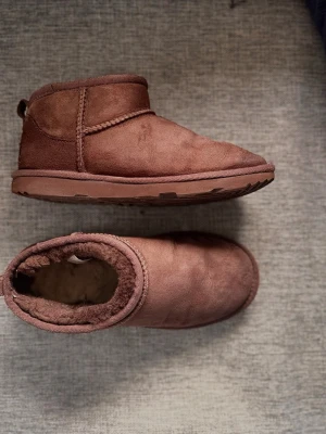Ugg ultra low  - Fina uggs i bra skick. Små tecken på användning som saltfläckar men annars försiktigt använda. Dom är i storlek 36 men passar mig som vanligtvis har 37! 