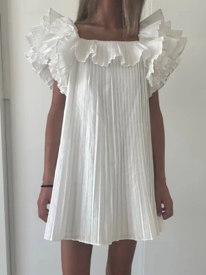 Vit plisserad klänning med volang - Populär klänning från Zara! Säljs inte längre, så fin till studenten ❤️💓