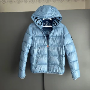 Save The Duck Jacka - Bra skick, lite smutsig vid ärmsluten och även en defekt på ryggen, be om bild😁 Storlek XS passar dig som är mellan 165-175. Nypris ca 3500kr. Modellen är 185 cm, 79 kg. Passar bra nu till hösten/vintern. Skriv för mer information🤝