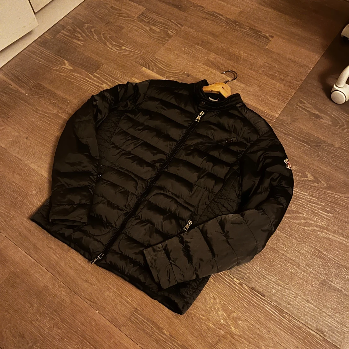 Svart dunjacka från Moncler