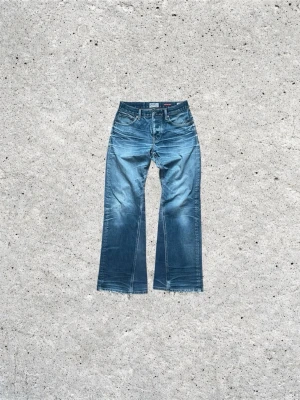 Bootcut / Flare Jeans med sjuka fades och slitningar - 🌶️Galna bootcut jeans 🌶️: Sjuka fades och slitningar som uppstått i samband med att jag använt de : Hemgjord flare / bootcut (bild 4) : Skick 8.5/10 : Storlek 30W 32L : Kom privat för mått, fler bilder osv!