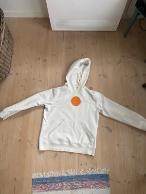 Nudie Jeans Hoodie - Vintage Nudie jeans hoodie i  bra skick.  || Skick: 8/10 || Sorlek: M || Frågor och funderingar? Hör gärna av dig!