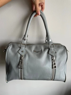 Zadig & Voltaire - Min favorit väska under gymnasietiden! Får plats med dator och allt som behövs!!😍Den är välanvänd men fortfarande i väldigt bra skick så förvänta dig en väska du kan ha länge! Den har slitningar vid bottens kanter, vid handtagen (bild 3) och på några små ställen men knappt något som syns som ni kan se på bilderna🥰 i