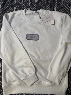 Vit sweatshirt  - Helt ny sweatshirt.