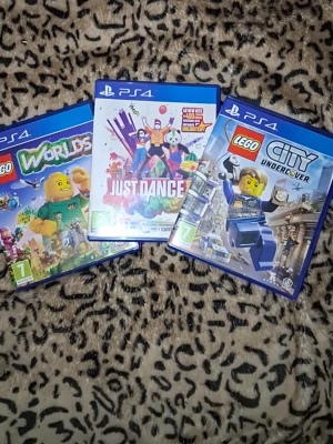 PS4 spel: LEGO Worlds, Just Dance, LEGO City - Tre PS4-spel säljes: LEGO Worlds, Just Dance och LEGO City Undercover. Alla i blå plastfodral med färgglada omslag. LEGO-spelen har klassiska LEGO-figurer och äventyr, Just Dance har dansande karaktärer på framsidan. Perfekt för dig som gillar äventyr och musikspel. Dessa är knappt använda och i bra skick. Nypris för en skiva är ca 119 kr säljer Alla 3 för 150 kr