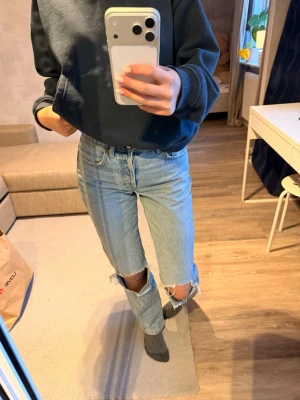 ZARA jeans  - ZARA jeans med hål i knäna 
