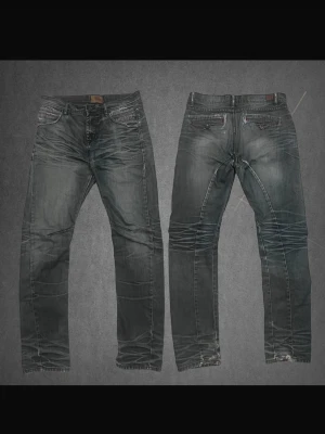 Selvage jeans - Säljer ett par jeans med snyggt slitna detaljer och tvättad look. Jeansen har raka ben, klassisk femficksmodell och låg midja. Perfekta för en avslappnad och trendig stil.  Var inte rädd att fråga frågor