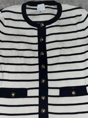Randig tröja med guldknappar H&M - Vit tröja från H&M med svartvita ränder och dekorativa guldknappar framtill. Rund halsringning och svarta detaljer vid knappslå och fickor. 