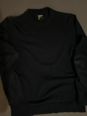 Marinblå tröja från Sinsay - En stilren marinblå tröja från Sinsay Men's Collection. Perfekt för en clean och enkel look. Materialet är bomull och känns mjukt och bekvämt mot huden. Storlek S 