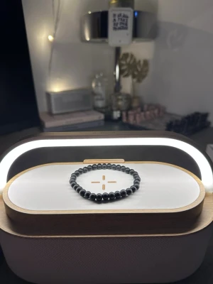 Svart armband  - Tja säljer helt nya armband från Bältgallerian. Dem alla är i strechigt material men kan inte streckas ut för långt. Dem passar från 10 år plus. Vid köp av flera blir priset billigare och om du gillar så finns det flera att välja mellan. Säljer både knäcki och vanlig pärlarmband Samt bälten.