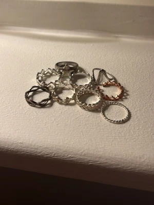 9-pack ringar - ringar i olika färger, mest silver