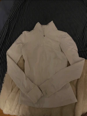 Lululemon define jacket - Snygg define jacka från Lululemon. Jackan har figurnära passform, långa ärmar och diskret logga på ryggen. Perfekt för löpning eller gymmet, tillverkad i stretchigt funktionsmaterial.