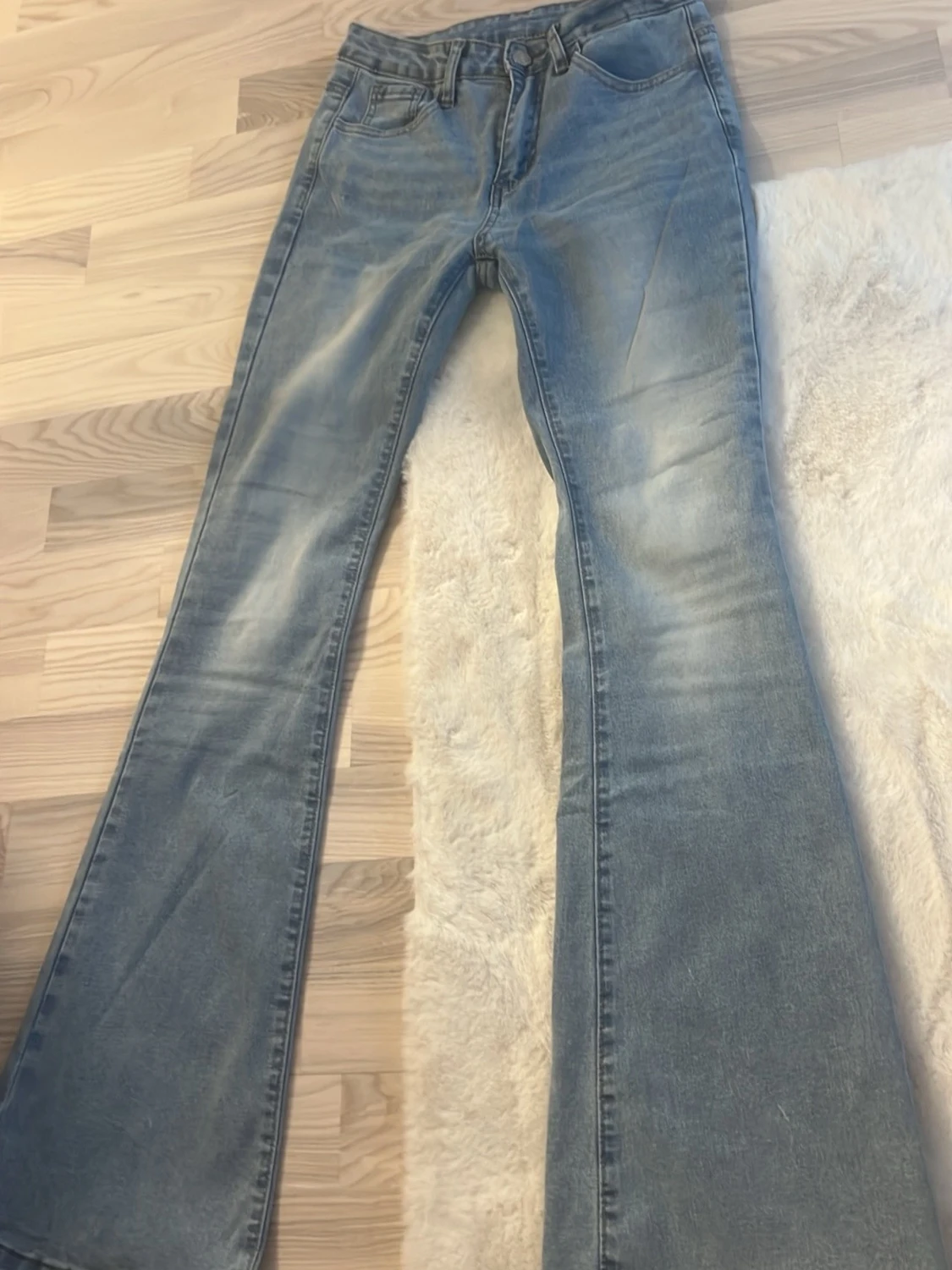 Ljusblå bootcut jeans