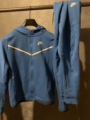 Nike tech fleece  - Nike tech fleece i god skick. Barn XL passar dig som har vanligtvis XS.