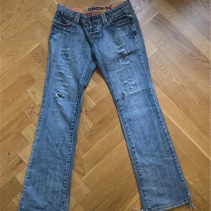 Jeans med hål - Passar mig som är 165, och som brukar ha XS-S bara inte min stil❤️❤️❤️❤️ (har inga bilder på)  midjemått: 40 tvärsöver