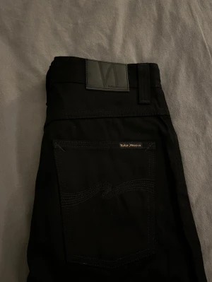 Nudie Jeans - Snygga svarta jeans från Nudie Jeans. Helt nya, endast testade. Hör av dig om du har någon fundering kan få ner i pris!