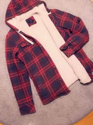 Fodrad Flanel Hoodie - Sjukt fet flanel overshirt/hoodie med fordring på insidan | Storlek M | Perfekt nu inför våren🤌| Kontakta om du är intresserad och pris är ej hugget i sten så kom med förslag🤗🙌