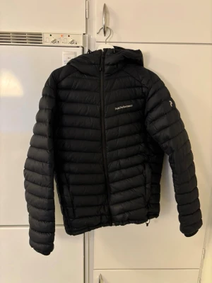 peak performance jacka  - knappt använd, därav priset  den ända skavanken som finns är ett litet hål längst ner på ärmen (sista bilden)
