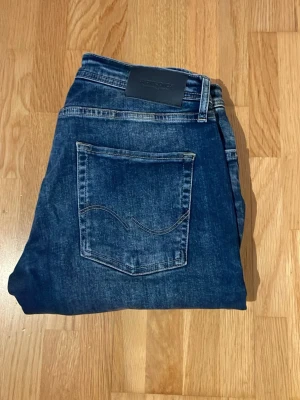 Mörkblå jeans  - Snygga mörkblå jeans från jack&jones som nästan är oanvända