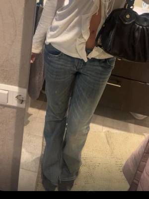 Weekday booty bei jeans - Säljer dessa super snygga jeans från weekday som tyvärr är för stora för mig! De är knappt använda och sitter jättefint💕skriv vid frågor 