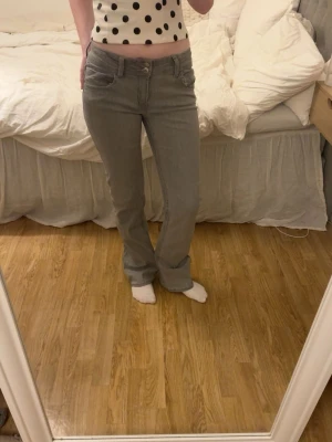 Jeans  - Fina gråa utsvängda jeans från Gina Young i storlek 164