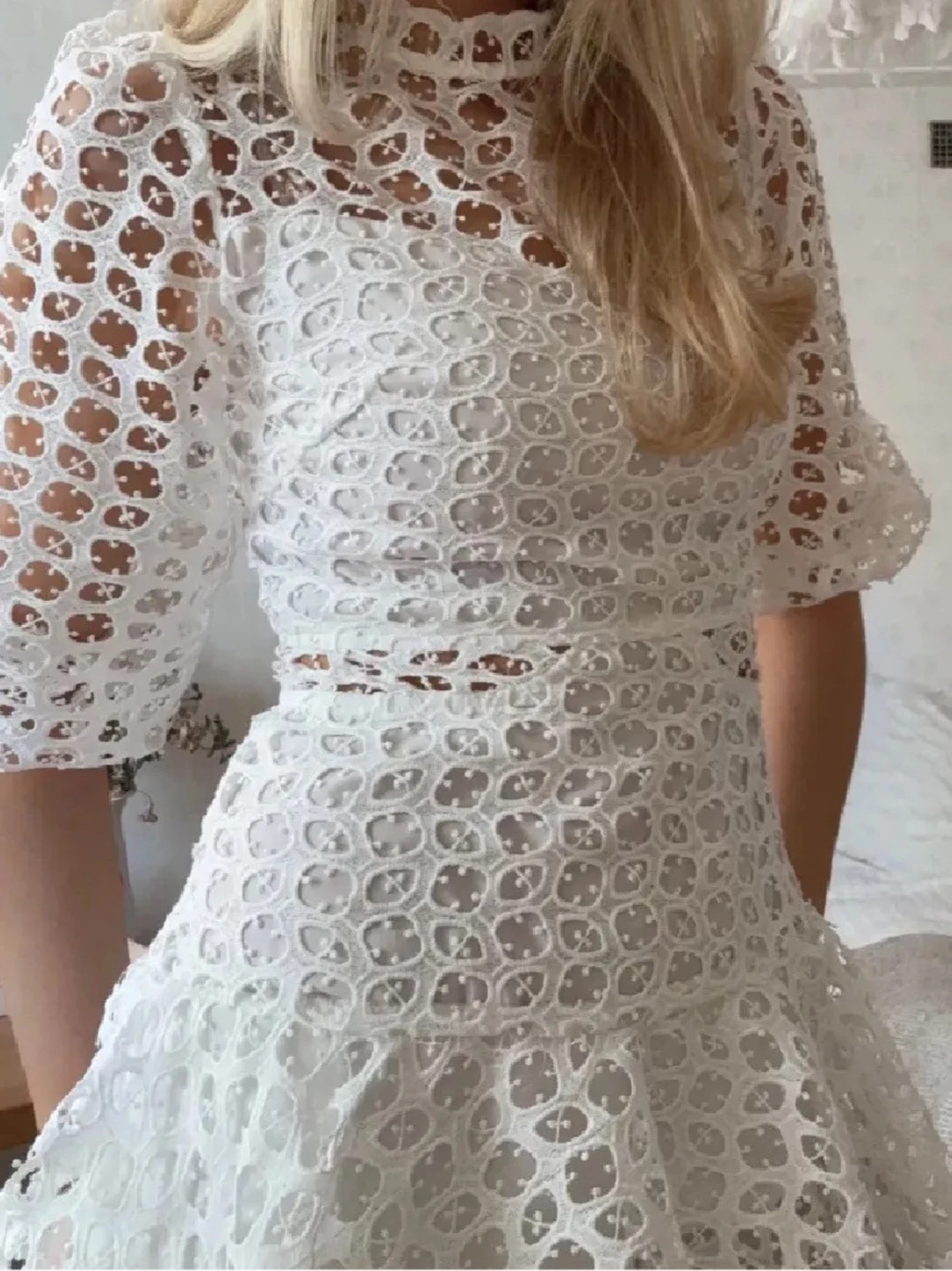 Vit studentklänning med spetsk och volanger - 2