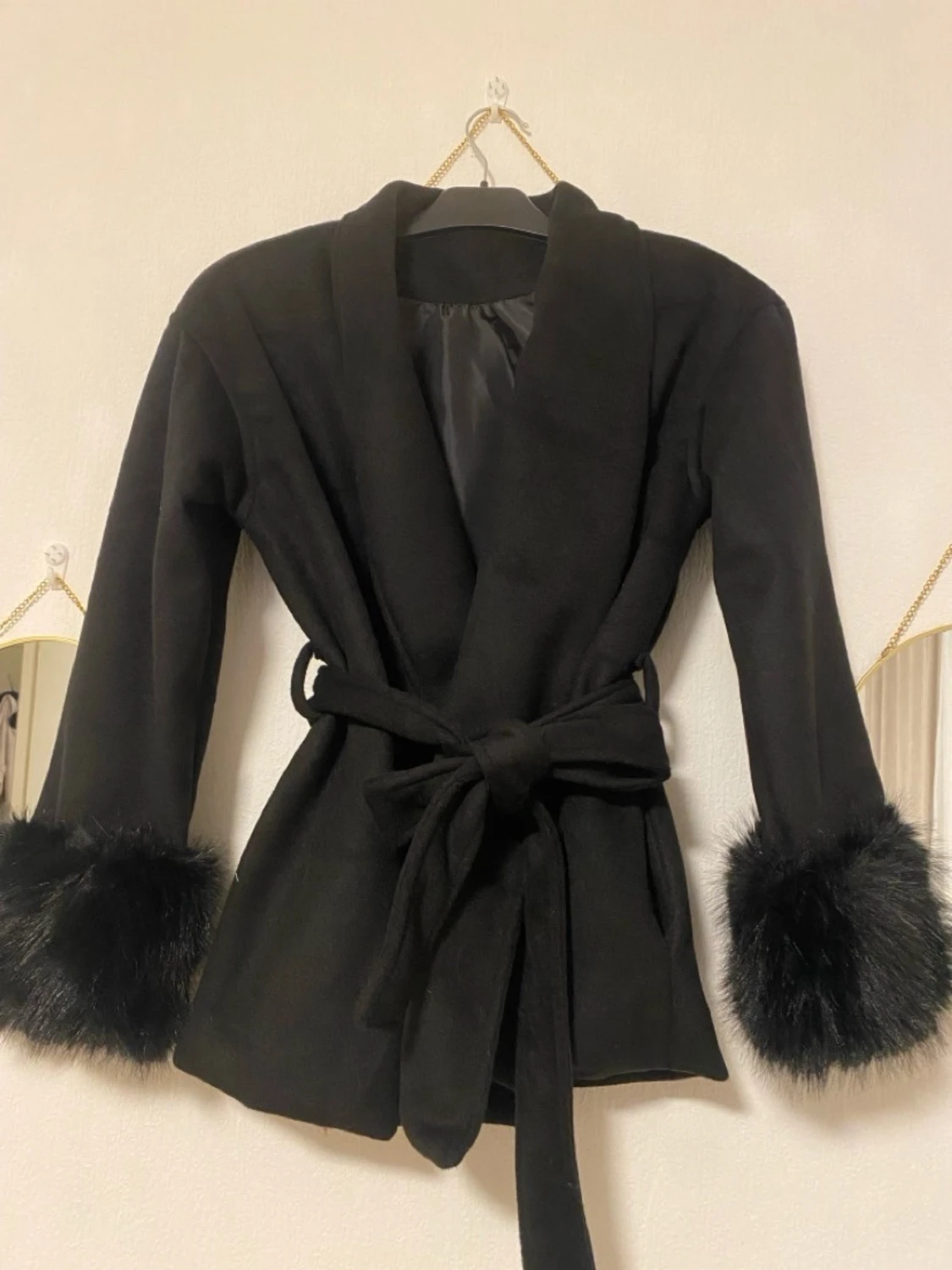 Svart pälsjacka med bälte