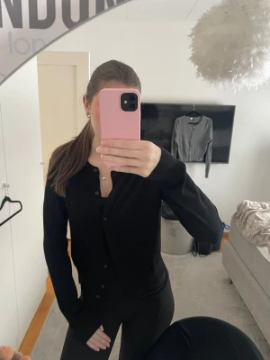 Svart finstickad kofta - Svart finstickad kofta från H&M i strl M. Är dock lite mindre i storleken. Använd fåtalet gånger 