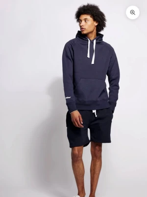 Mörkblå russemerch hoodie unisex - Tjena! Köpte en för liten storlek av denna hoddie, orkar inte hålla på att lämna tillbaks så säljer hoddien här ist.😀Endast testad och ligger i orginal förpackning! 