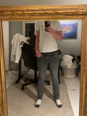 Grå slim fit  jeans från Lee - Snygga grå jeans från Lee i slim fit-modellen Luke med klassiska fem fickor och dragkedjegylf. Jeansen har en stilren look och är tillverkade i ett mjukt denimtyg med lite stretch för extra komfort. Perfekta för en trendig och avslappnad stil. jeansen har aldrig använts 