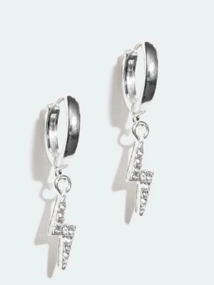 Silvriga blixtörhängen med stenar - Säljer ett par coola silvriga örhängen med hängande blixtar dekorerade med små glittrande stenar. Örhängena har en rund creolformad bas och är perfekta för dig som gillar edgy detaljer. Materialet är metall med strassdetaljer.