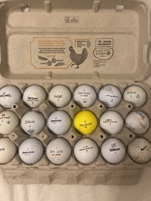 Blandade golfbollar i äggkartong - Säljer ett gäng blandade golfbollar från märken som Wilson, Titleist, Top-Flite, Nike, Bridgestone och Spalding. Bollarna är vita och en är gul, levereras i en äggkartong. Perfekt för dig som vill fylla på golfbolls-förrådet. 18 stycken okej bollar för sjukt pris