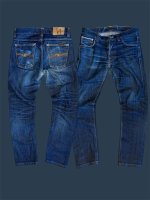 Nudie selvedge - Säljer dessa snygga nudie tilted tor med selvedge. Riktigt snygga fades för en cool och lite vintage look. Sitter i en rak/slim passform och dem sitter som L30 Pris går att diskuteras vid snabb affär. Skriv vid minsta lilla fråga om jeansen! Mått: Midja: 39cm Längd: 88cm Lår: 24cm Smalben: 17cm Benöppning: 16cm