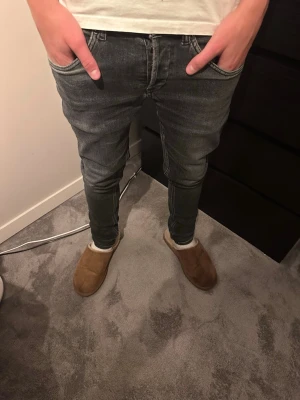 Dondup jeans  - Säljer dessa feta mörkgråa dondup jeans. Dem är storlek 30 och passar dig från 170-180(modellen är 177 60kg). Hör av er vid frågor eller fler bilder! Priset är ej hugget i sten👍🍹