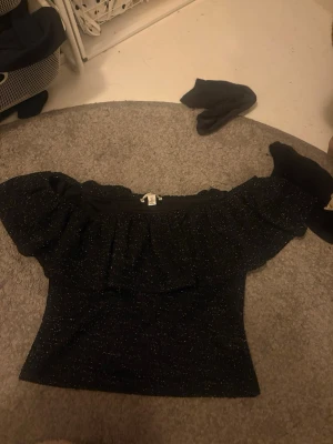 Glittrig top  - Fin svart glittrig topp från HM