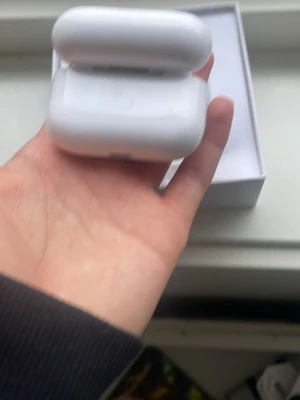 Apple AirPods Pro med laddningsetui - Säljer ett par vita Apple AirPods Pro med trådlöst laddningsetui. Hörlurarna har en stilren och kompakt design med silikonpluggar för bra passform. Perfekta för musik, samtal och träning. Levereras i originalförpackning.